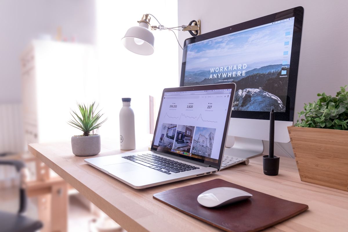 Arbeitsplatz mit Laptop